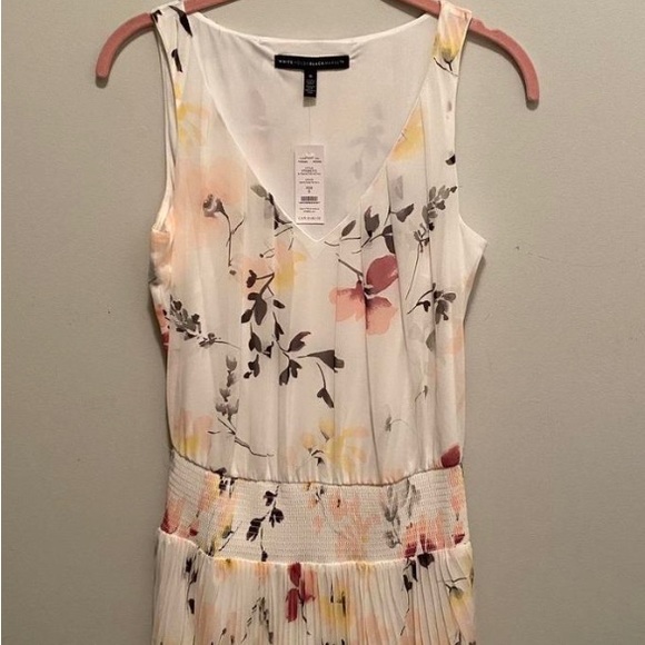 NWT WHBM gorgeous blouson dress with pleated skirt and floral pattern. - Picture 4 of 5